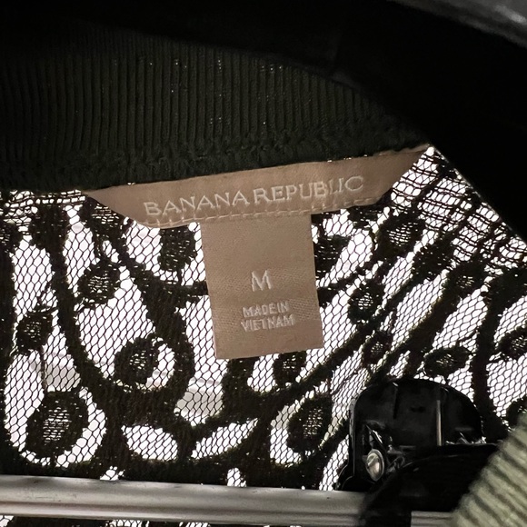 Banana Republic olive green lace top - Medium - Picture 6 of 6